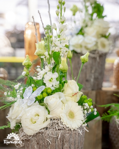 Composition florale blanche et verte exposée au salon du mariage de Charleroi par la fleuristerie Tournesols.